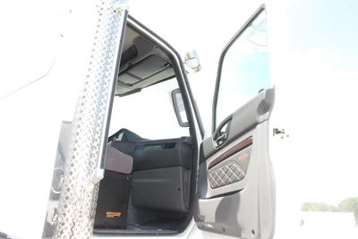 New | in-Stock 2026 INTERNATIONAL HX Cab Chassis trucks Texas US | Roll Off Truck World #1491798