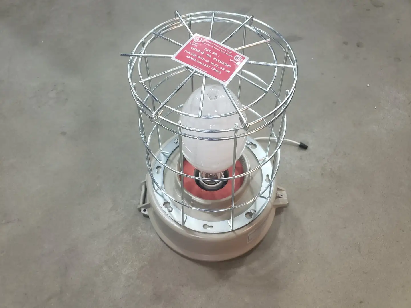 100W, HPS, 120/277/347 V Lighting Fixture VM3S106NR w/ Bulb & Wire Guard