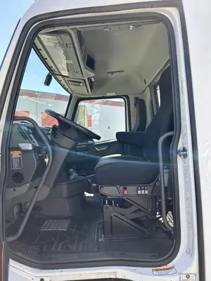 USED 2022 VOLVO VNR42T300