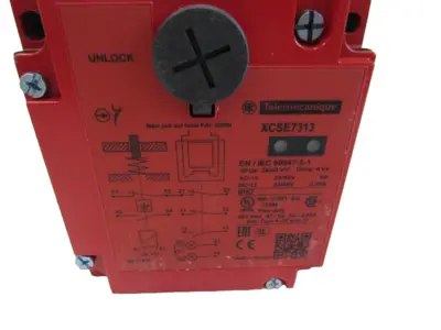 NEW TELEMECANIQUE XCSE7313 SAFETY LIMIT SWITCH