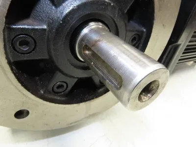 Lenze MCA 14L41-RS0B0 Servo Gear Motor 597 RPM 3.1Hp 390V 3PH 6.8:1 GKS05-3A