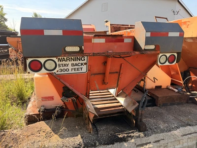 Used CHIEF FSH 14 SS STAINLESS STEEL V-BOX SALTER WITH LIVE BOTTOM. Dry Spreaders Michigan US | Miedema Asset Management Group #1320830