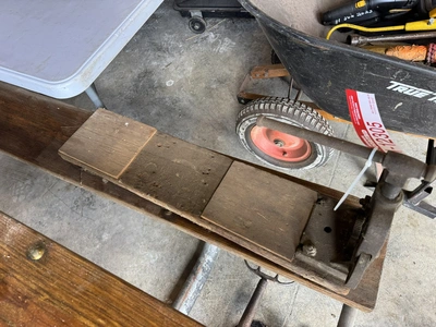 (1) bench top style vise.