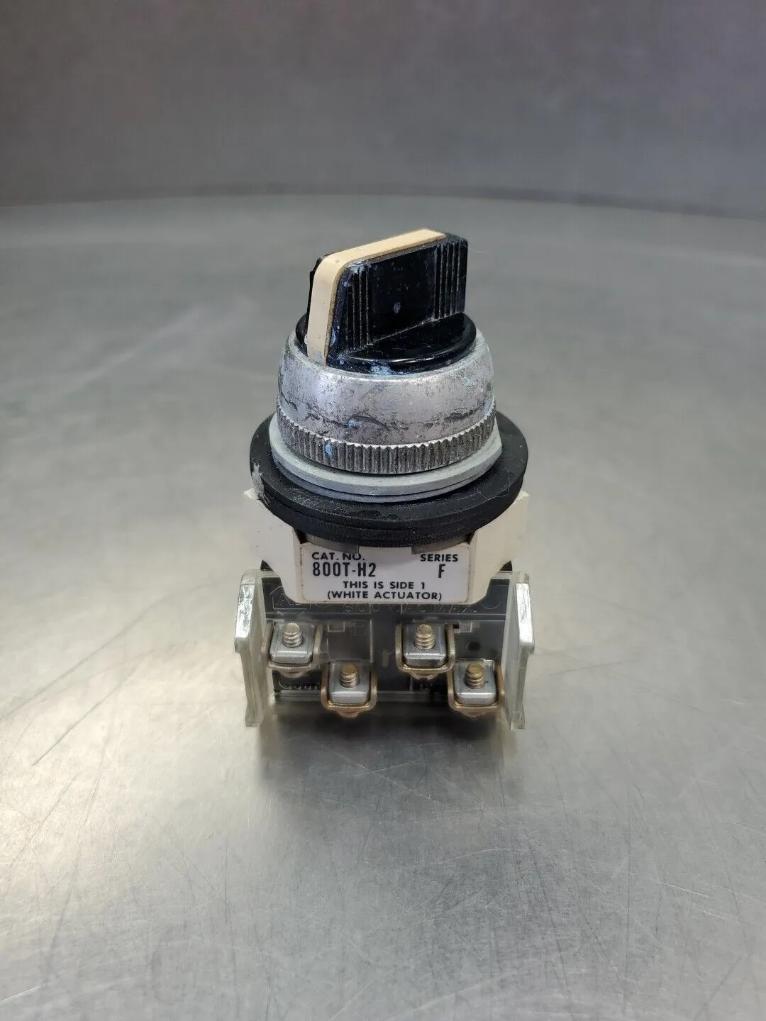 Allen Bradley 800T-H2 Ser 5 2-Pos Maintained Selector Switch. 4E-29