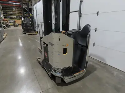 Crown Narrow Aisle Reach Truck Forklift Stand On 36V 3500lbs 5746.2h 25' Lift