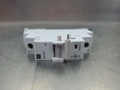 Cutler-Hammer WST220A 110-220VAC SHUNT TRIP CIRCUIT BREAKER. 4E-11