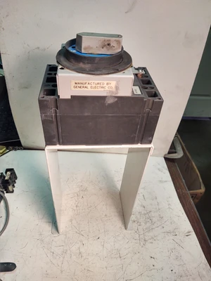 Mitsubishi MJII Molding Machine 100 Amp On Off Switch GE TED134100WL With Stand
