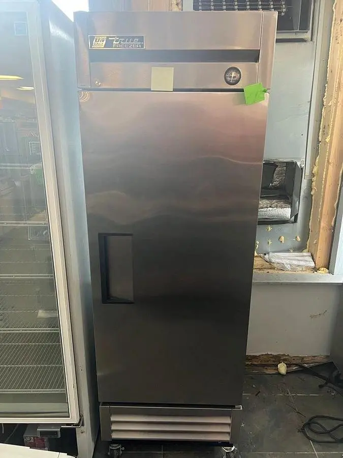 True T-19F-HC 27" One Section Solid Door Reach-In FreezerTrue T-19F-HC 27" One Section Solid Door Reach-In Freezer