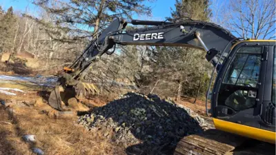USED 2017 Deere 245G LC
