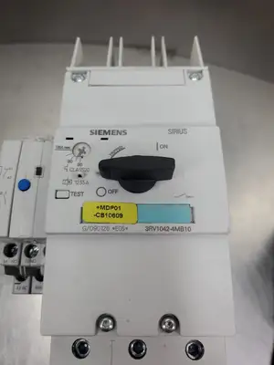 Siemens SIRIUS 3RV10424MB10 Contactor w/3RV19011A Module. 4D49