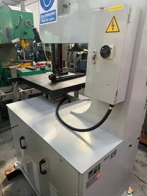 Europa V 28-12F Vertical Bandsaw