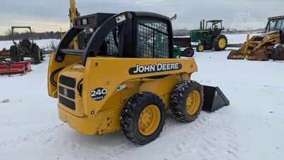 USED 2004 DEERE 240 II