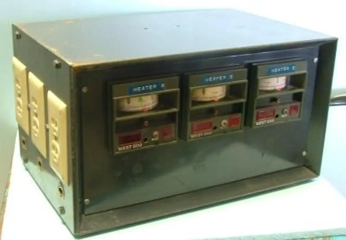 QTY. 1. THERMOCOUPLE CONTROLLER BOX WITH 3 WEST 80...