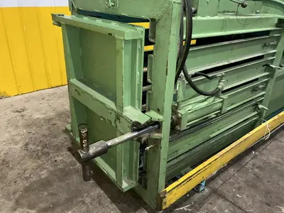 30" X 42" BALEMASTER MODEL #360A CLOSED DOOR HORIZONTAL HYDRAULIC BALER: YOBRO #25088