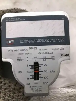 UE Universal Electric 9883 Instrument Pressure Switch 3-30PSI -NIB