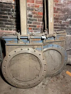 24" LARGE PNUEMATIC STAINLESS STEEL KNIFE GATE VALVE (TWO AVAILABLE)