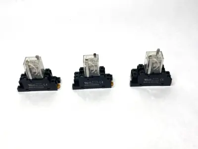 USED OMRON RELAY 24VDC 10A W/ SOCKET BASE 240V 15A LOT OF 3