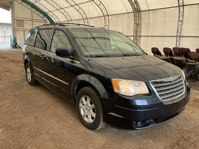 USED 2009 CHRYSLER TOWN AND COUNTRY