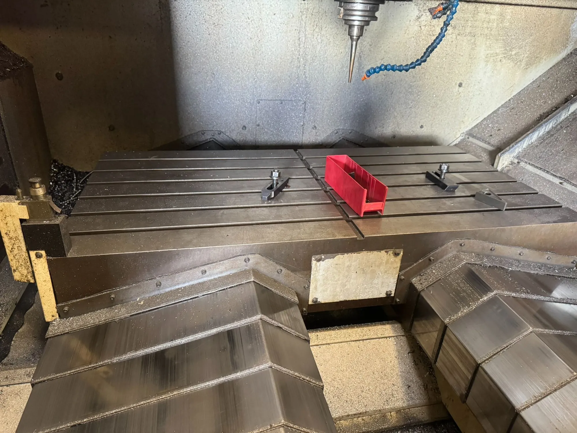 Used 2001 MAKINO V77 Machining Centers, Vertical 11232