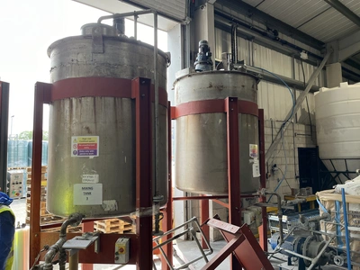 2,000L S/S mix tank with stirrer