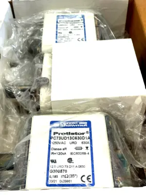 NEW FERRAZ SHAWMUT G300570 FUSES 630A 1250V 12.RURD73D11A0630 LOT OF 3