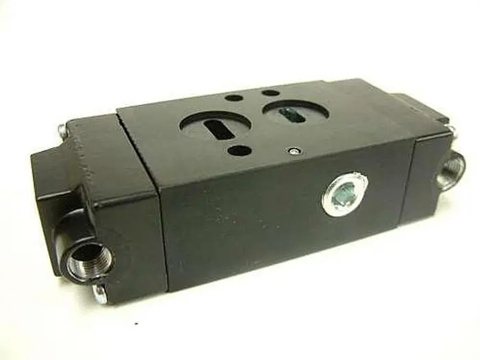 NEW PARKER PILOT VALVE DUAL PORT/FLAT SIDE MOUNT