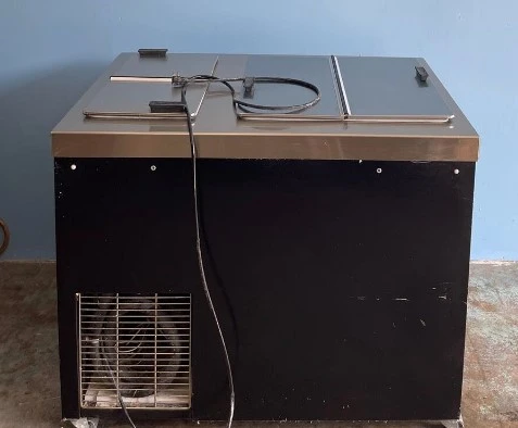 75-0172 Master-Bilt DC-6D Self Contained Ice Cream Dipping Cabinet
