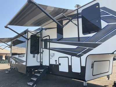 Used 2018 MOMENTUM 395M Campers, Caravans, Motorhomes Michigan US | Miedema Asset Management Group #1334425