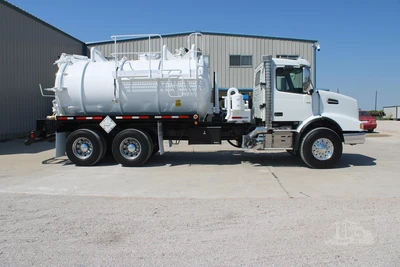 Used 2019 VOLVO VHD64B200 Vacuum Truck Texas US | Roll Off Truck World #1491998