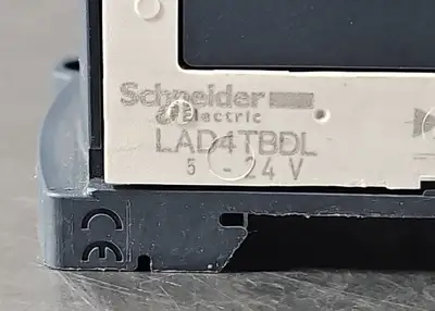 Schneider CAD32BL Contactor. Loc4B-26