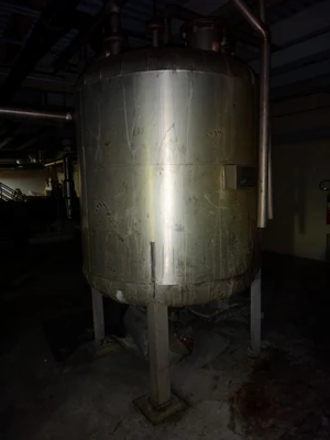 650 Gallon 304 Stainless Vertical Tank