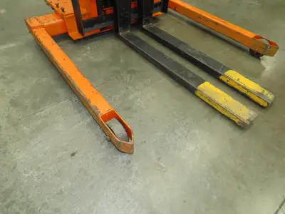 Presto PSA2762 Manual Walkie Straddle Pallet Stacker 12V Lift 2700 Lb 60" Truck