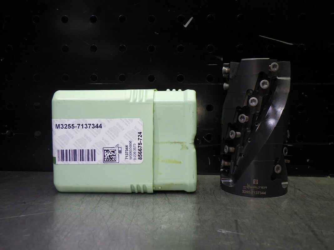 Walter 47mm 3 Flute Coolant Thru Milling Cutter 19mm Arbor M3255-7137344 (LOC1928D)