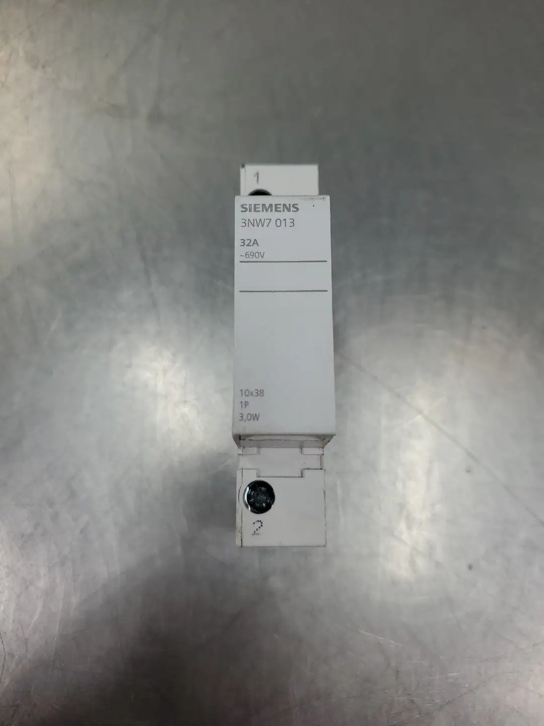 USED Siemens 3NW7 013 Cylindrical Fuse Base, 30A, 600V
