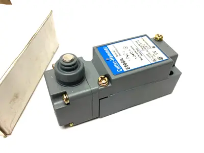 USED EATON CUTLER-HAMMER PLUNGER LIMIT SWITCH SURFACE MOUNT NEMA HEAVY DUTY