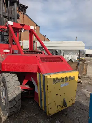 USED 1900 TAYLOR BOAT LIFT