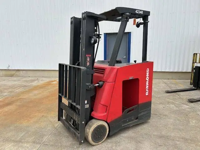 Used RAYMOND 415C35TT 3-Wheel Stand up Electric Counterbalance Forklifts Illinois US | Somerset Equipment Sales #1546182