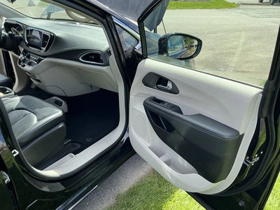 Used 2024 CHRYSLER PACIFICA HYBRID Vans Michigan US | Miedema Asset Management Group #1461350