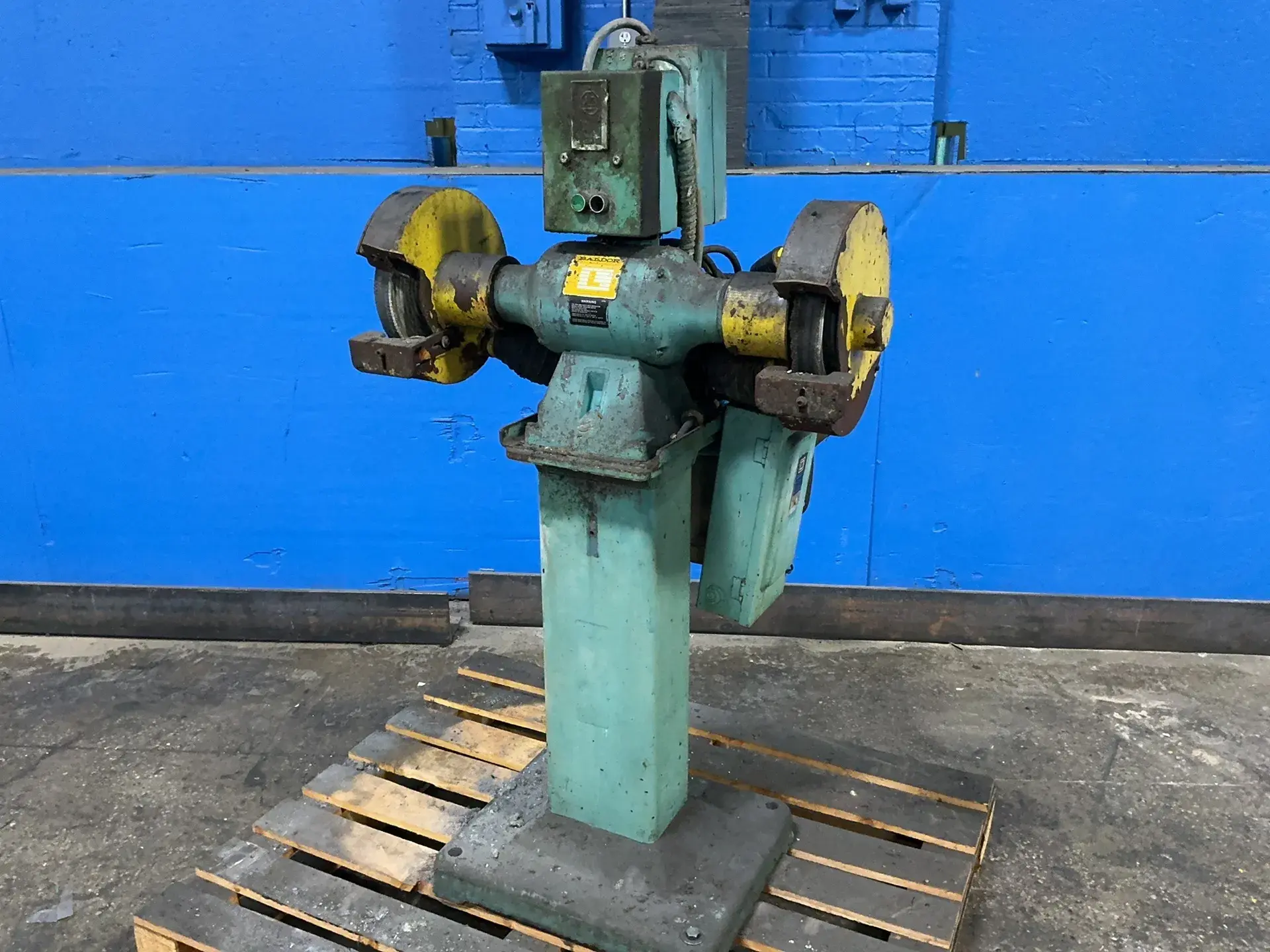 Used BALDOR M00 M88/197 Pedestal Type Grinders (Double End) Ohio US | HGR 24 #1580169