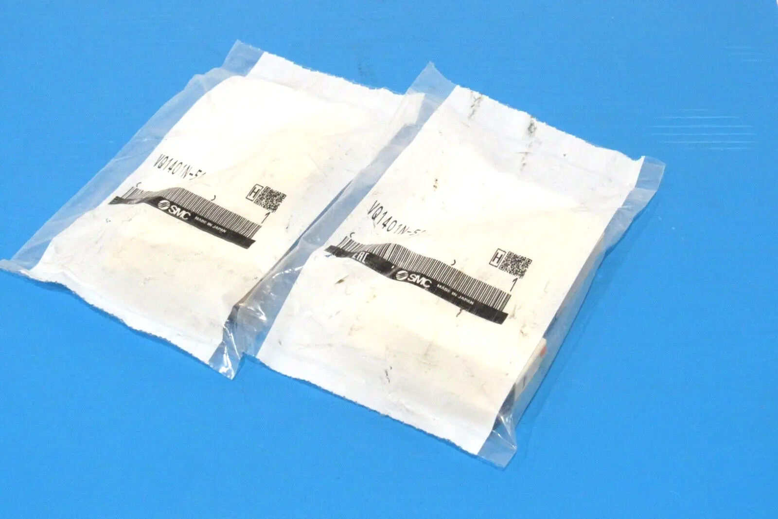 LOT OF 2 NEW SMC VQ1401N-51 SOLENOID VALVES VQ1401N51