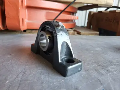 Pillow Block Housing w/ UC207-20 Bearing