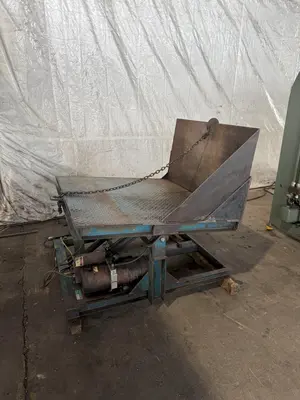 4,000 LB 48" X 48" HYDRAULIC TILT TABLE. STOCK # 1003825.