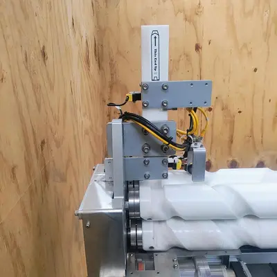 LSI Front and Back Labeler with integrated hold down
