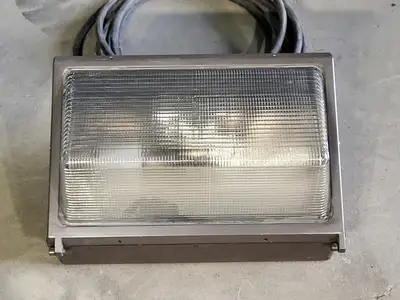 USED LITHONIA LIGHTING TWR2-250M-120-347-LPI-CSA