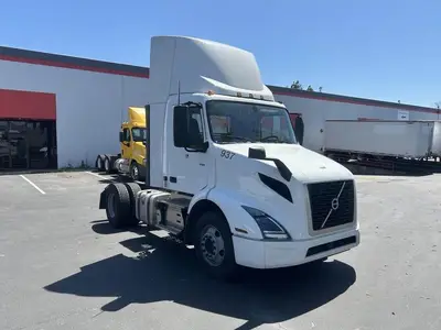 USED 2022 VOLVO VNR42T300