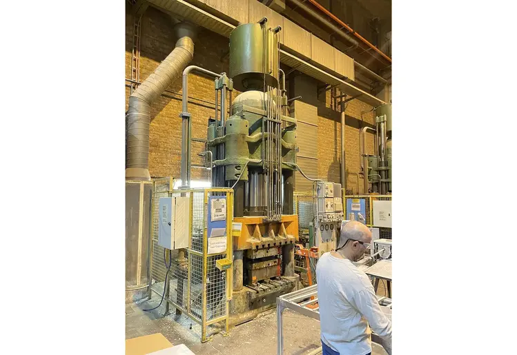 Used HL 1000 TON 4 COLUMN PRESS Fluid Forming Presses BE | Apt International N.V #362342