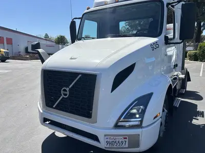 USED 2022 VOLVO VNR42T300