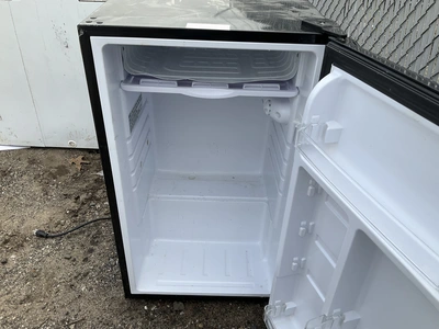 Used MAGIC CHEF HMR330SE Refrigerators Michigan US | Miedema Asset Management Group #1454935