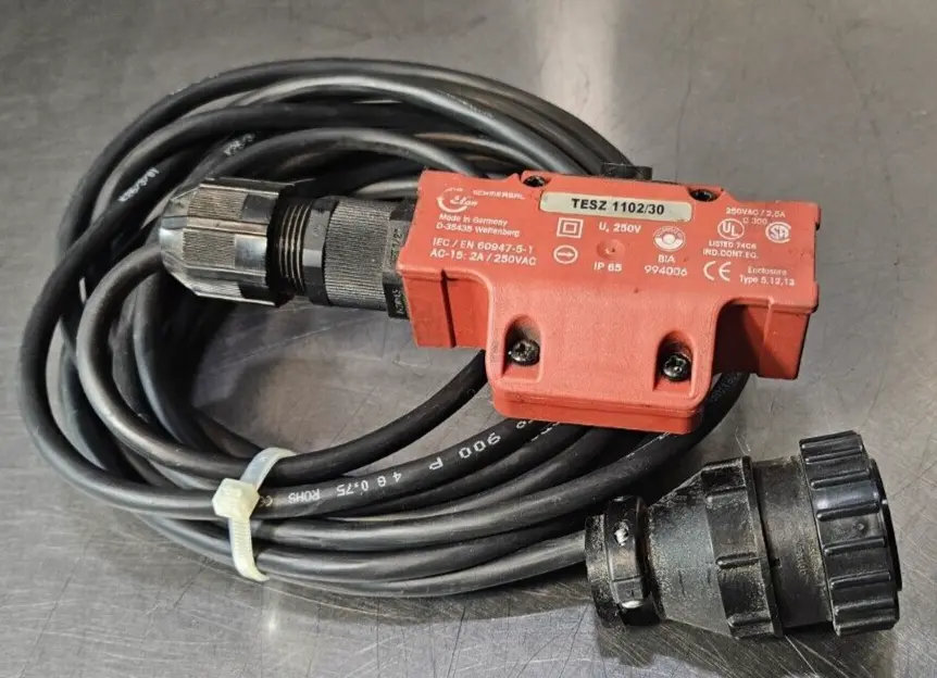 Schmersal TESZ1102/30 Hinged Interlock Switch (BIN744)