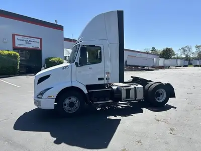 USED 2022 VOLVO VNR42T300